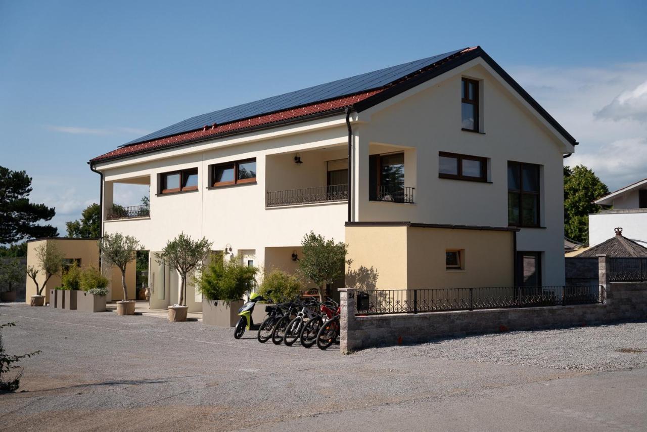 Apartments Kras 24 With Pool Sežana Εξωτερικό φωτογραφία